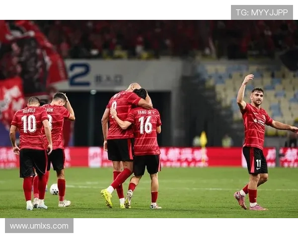 中超激战上海队迎战河北队争夺关键积分全力以赴展现球队实力